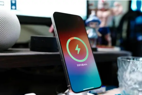 雄关区苹果15换屏服务分享用什么充电器给iPhone15充电更好 